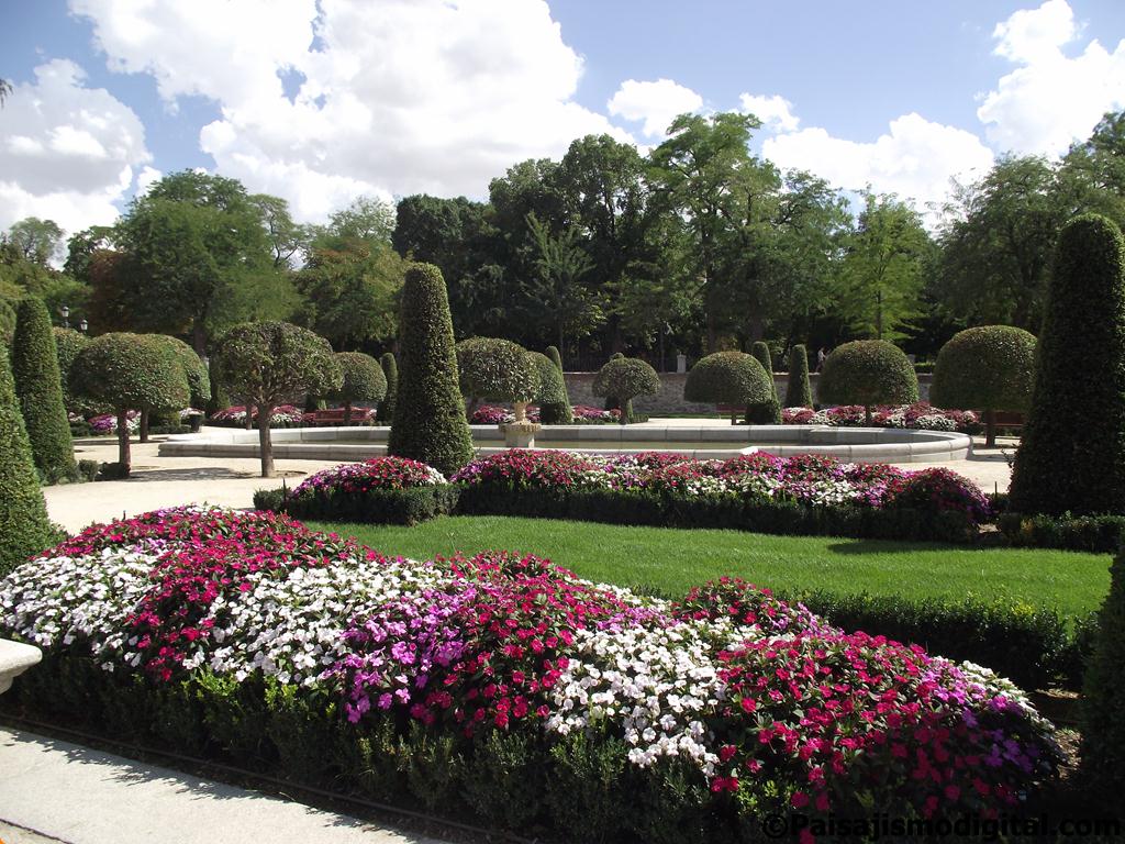 Petunias de variados colores engalanan los parterres del Parque del Retiro en Madrid, España