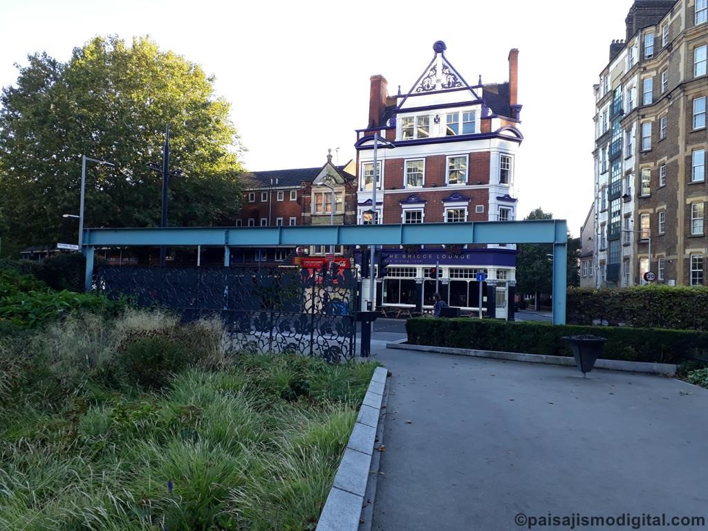 Potters Fields Park