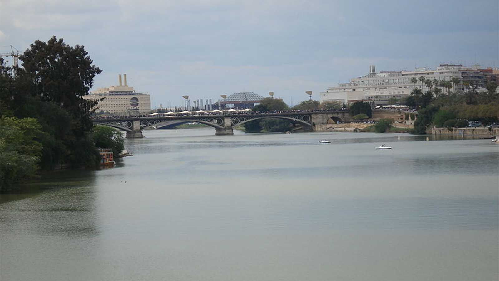 La revolución verde andaluza - Río Guadalquivir en Sevilla Río Guadalquivir en Sevilla