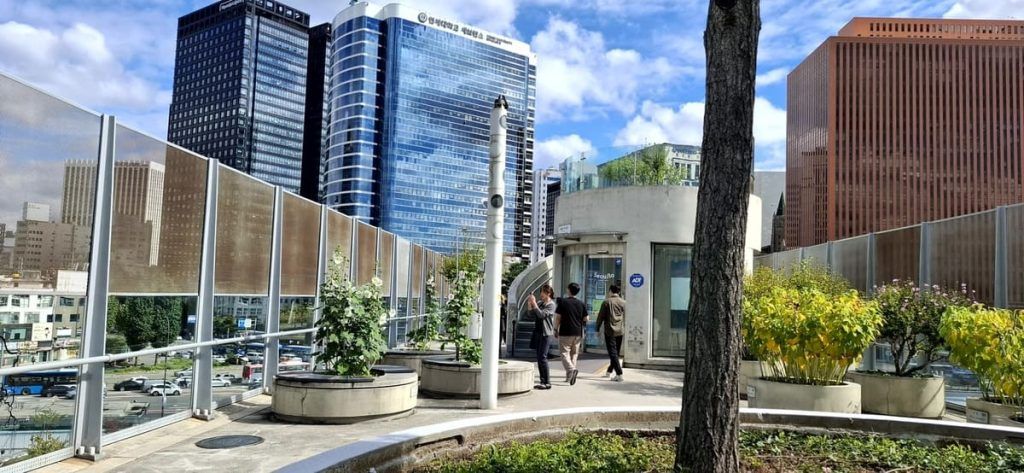 Integración entre vegetación, estructura y paisaje urbano en Seoullo 7017