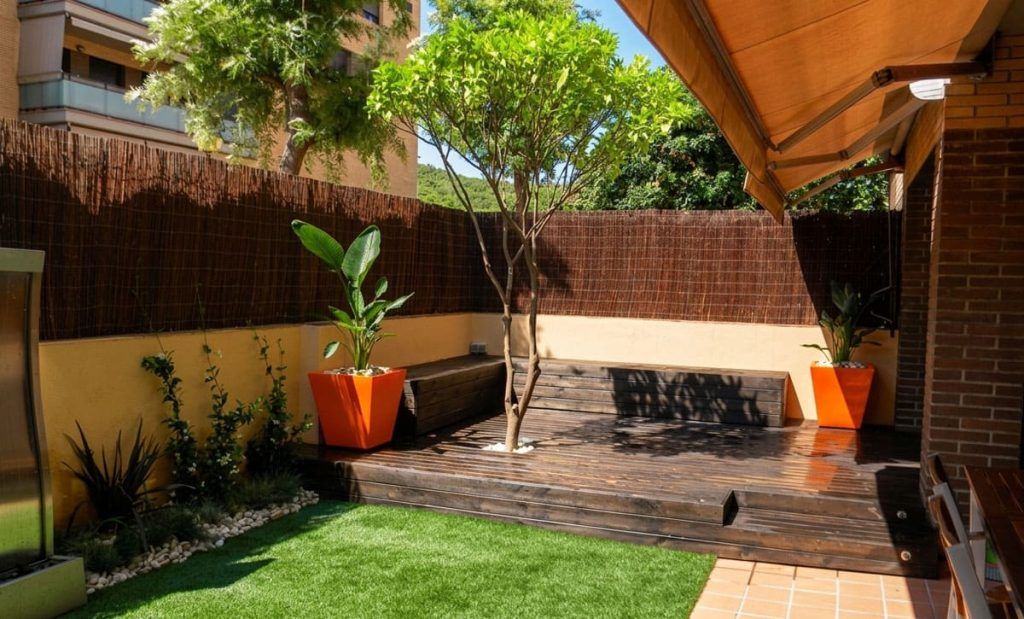 Patio residencial restaurado en Viladecans, Barcelona