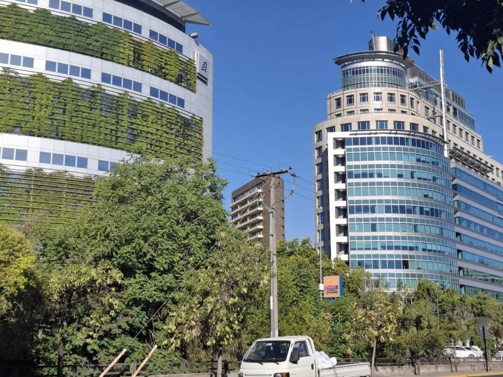 Fachada vegetal y arbolado urbano entre edificios de Santiago de Chile