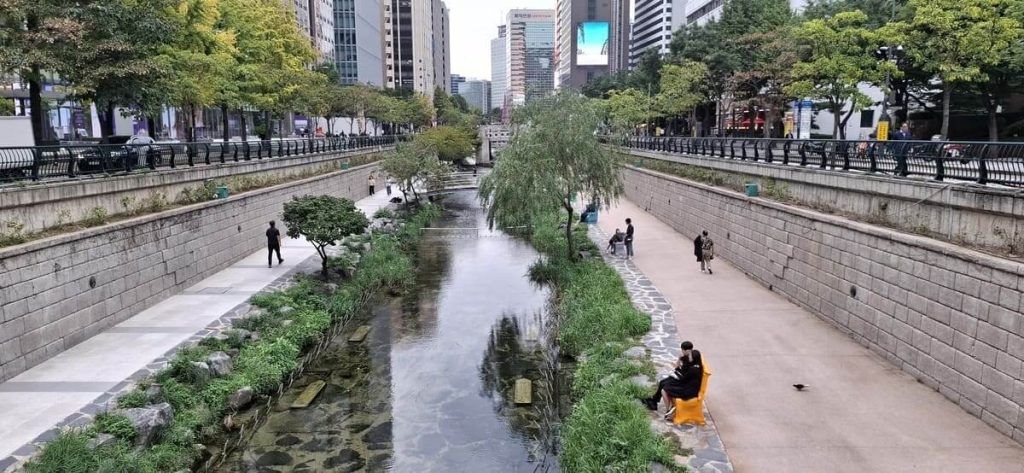 Arroyo Cheonggyecheon y paseo peatonal en el centro de Seúl