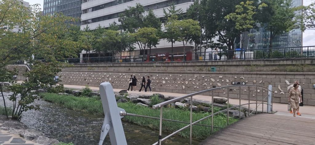 Corredor urbano recuperado junto al arroyo Cheonggyecheon