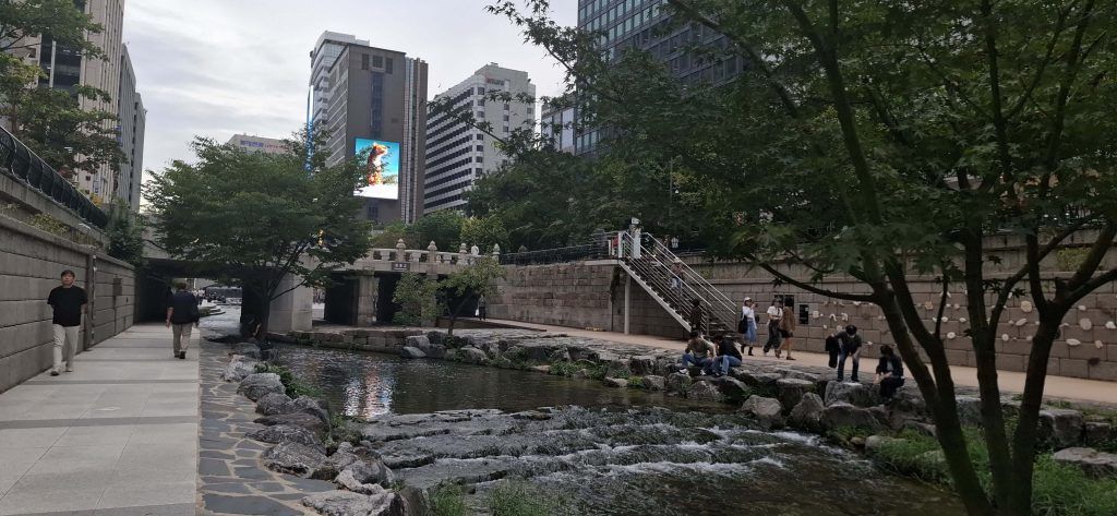 Espacio de paseo y descanso junto al arroyo Cheonggyecheon