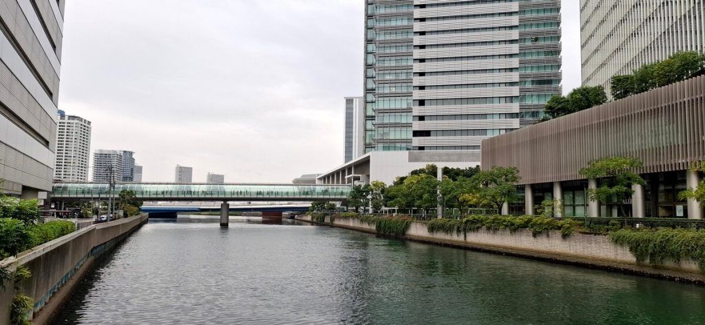Continuidad del arbolado y de los estratos vegetales en un espacio urbano de Japón