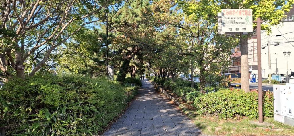 Diversidad de estratos vegetales junto a un recorrido peatonal en Kyoto