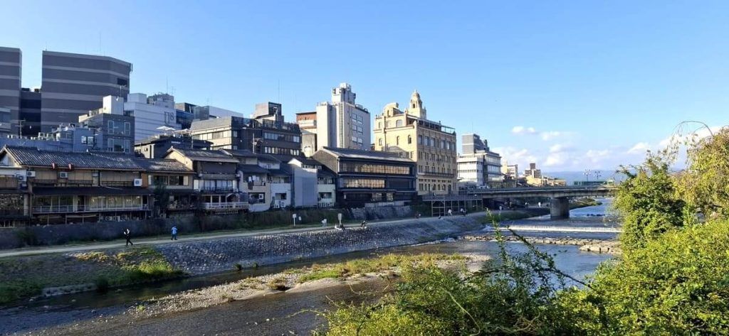 Corredor fluvial con vegetación integrado en el entorno urbano de Kyoto