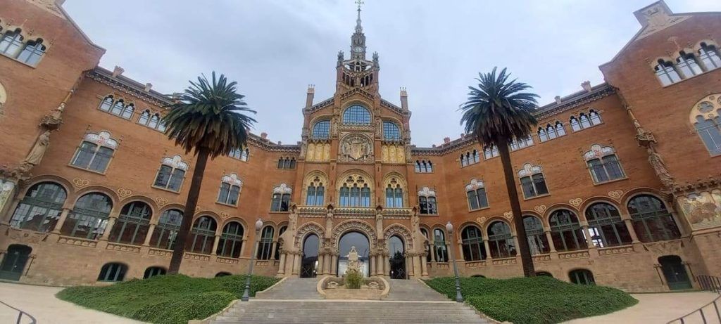 Jardines y arquitectura modernista del Hospital de Sant Pau en Barcelona, ejemplo histórico de integración de espacios verdes en un complejo hospitalario.