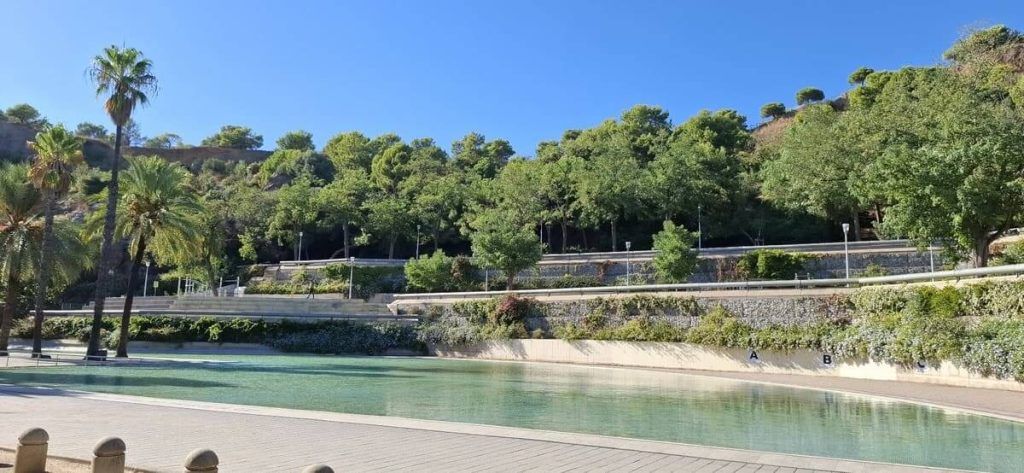 Lámina de agua y terrazas ajardinadas adaptadas al desnivel del Parc de la Creueta del Coll