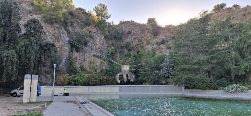 Pared rocosa de la antigua cantera, lámina de agua y escultura Elogio del Agua en el Parc de la Creueta del Coll
