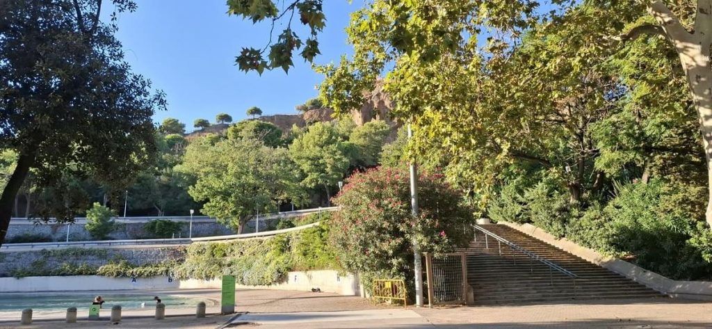 Escalinata, terrazas y vegetación adaptadas a la topografía del Parc de la Creueta del Coll