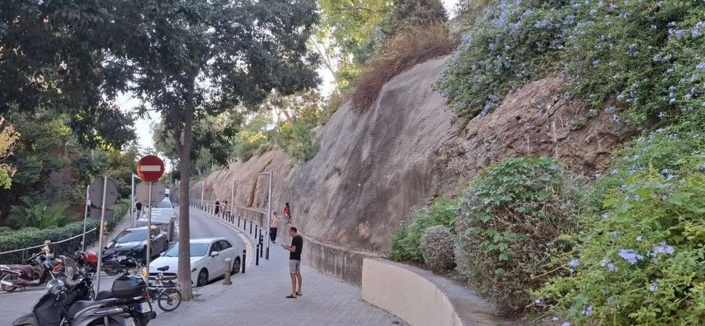 Acceso al Parc de la Creueta del Coll junto a la pared rocosa y la vegetación